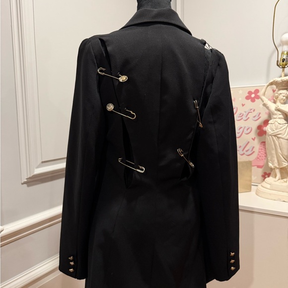 Elegant Black Double-Breasted Coat - Picture 2 of 5